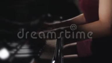 <strong>钢琴音乐</strong>钢琴家手演奏.. 乐器大钢琴细节。